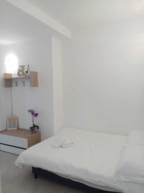 1 bedroom, WiFi, bed sheets - Double bed and sofa bed with private bathroom 3-4 people - 20 minutes from Milan (Trezzano sul Naviglio)
