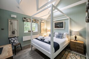 2 bedrooms, iron/ironing board, WiFi, bed sheets - Spectacular sea and marsh views (Salthouse)