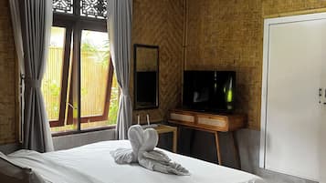 Family Villa | Desk, laptop workspace, free WiFi