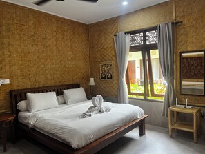 Family Villa | Desk, laptop workspace, free WiFi - Villa Tiga Naga Sanur (Denpasar)