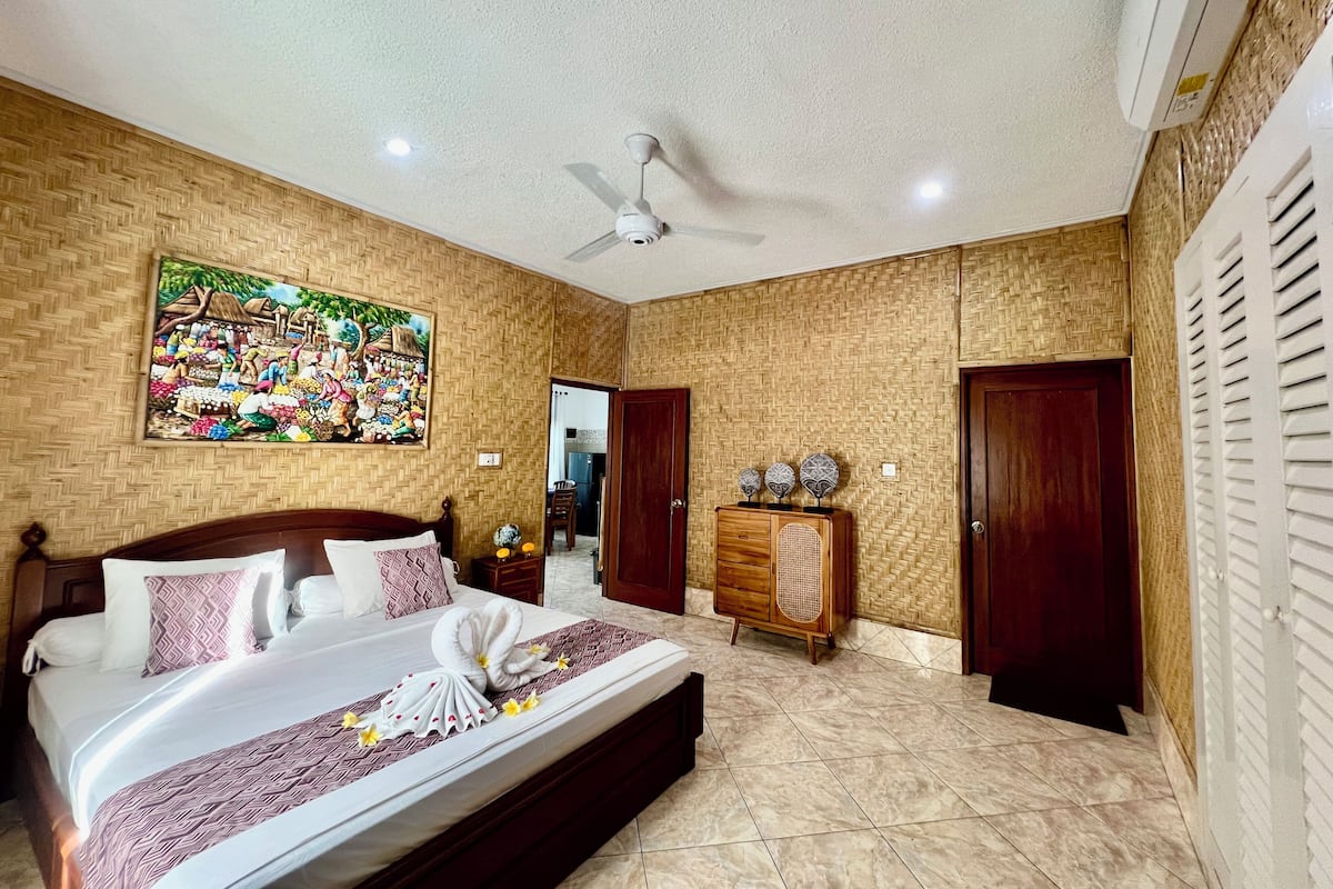 Villa – comfort, 1 kingsize-seng, bassengutsikt | Skrivebord, skrivebord for bærbar PC og wi-fi (inkludert)