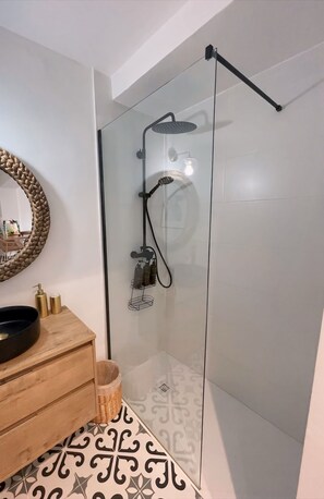 Shower, hair dryer, towels, soap - Boho Chic Refuge by the Sea (Denia)