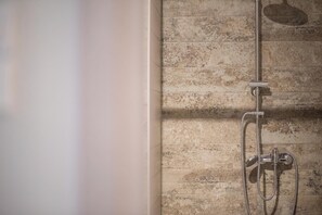 SĂšche-cheveux, serviettes fournies, savon, papier toilette