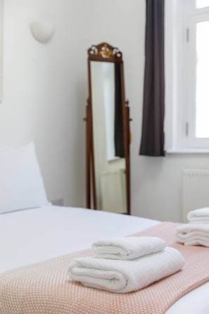 1 dormitorio, tabla de planchar con plancha, wifi gratis y ropa de cama