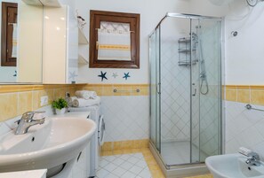 Dusche, Bidet, Handtücher, Seife