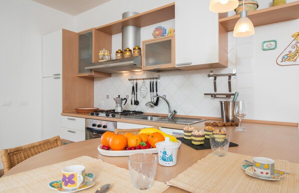 Kühlschrank, Ofen, Herdplatte, Wasserkocher mit Kaffee-/Teezubehör