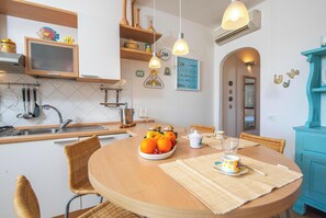 Geladeira, fogão, cooktop, cafeteira/chaleira