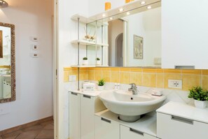 Dusche, Bidet, Handtücher, Seife