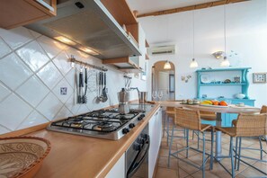 Geladeira, fogão, cooktop, cafeteira/chaleira
