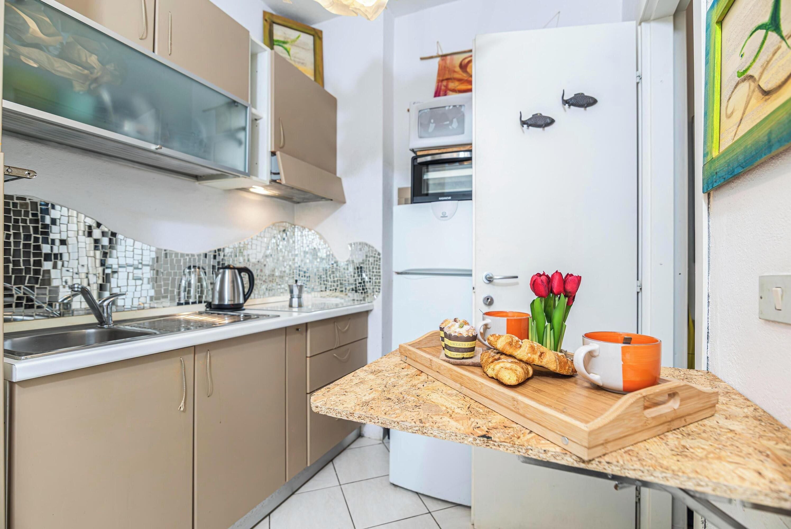 Frigorifero, microonde, forno, piano cottura