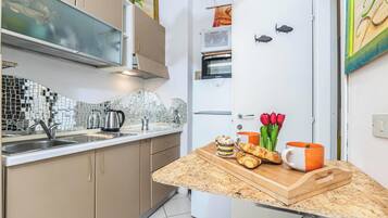 Frigorifero, microonde, forno, piano cottura