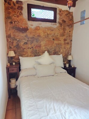 2 bedrooms, iron/ironing board, bed sheets