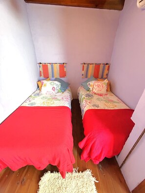 2 quartos, ferros/tábuas de passar roupa, roupa de cama