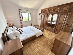 4 bedrooms, desk, free WiFi, bed sheets