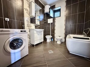 Ducha, bidé, toallas y papel higiénico
