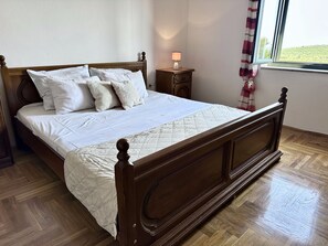 4 bedrooms, desk, free WiFi, bed sheets