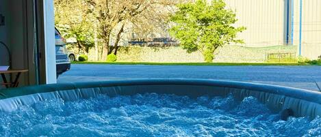 Tina de hidromasaje al aire libre