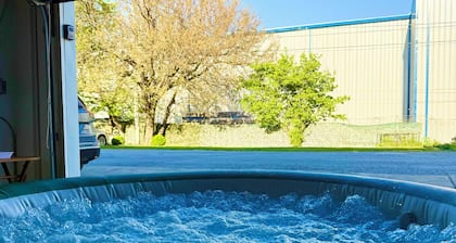 Waterfront Boathouse Getaway 5 Min. Cedar Point!