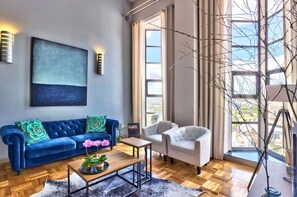 Luxury Loft, 1 Queen Bed, Non Smoking - Cape Eazi Stayz Mutual Heights (Cape Town)