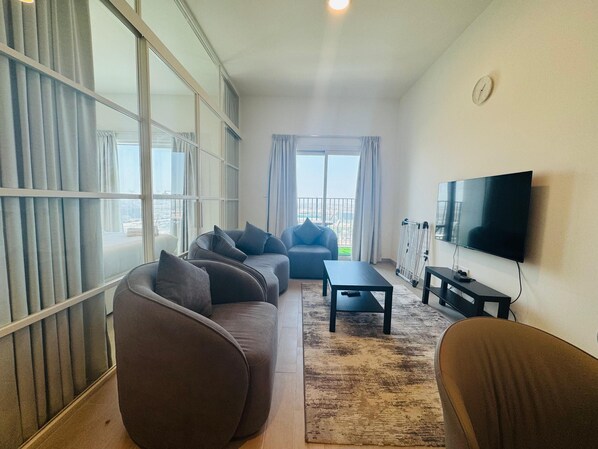 Departamento, balcón, vista a la ciudad | Área de sala de estar