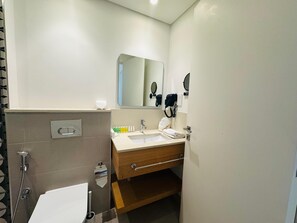 Departamento, balcón, vista a la ciudad | Baño