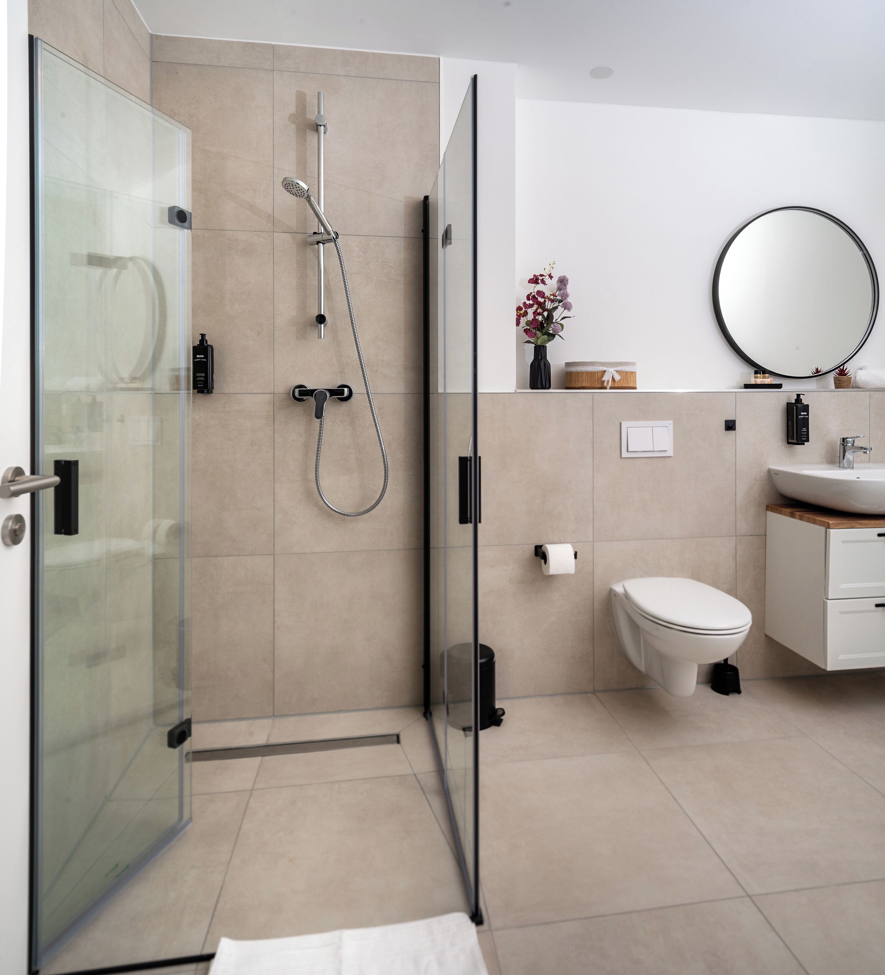 Ducha, secador de pelo, toallas, jabón