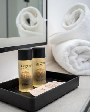 Premium Double Room | Bathroom amenities | Shower, hair dryer, towels, soap - Cozy 9 Hotel (Hamburg)