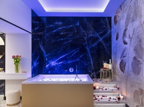 Luxury Quadruple Room, City View | Private spa tub - Incanto Suites Italy (Naples)