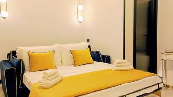 Una habitación de hotel moderna con cama, mesitas de noche y una puerta.