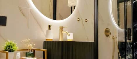 Exclusive Room, City View | Bathroom | Free toiletries, hair dryer, towels, soap