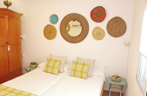 1 quarto, ferros/tábuas de passar roupa, roupa de cama