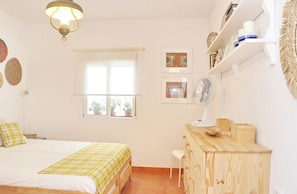 1 chambre, fer et planche à repasser, draps fournis