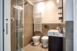 Comfort Apartment, City View | Bathroom | Shower - JOIVY Vibrant flat near park (Milan)