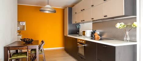 Apartamento conforto, vista para a cidade | Área de estar | TV LED 42 polegadas com canais digitais