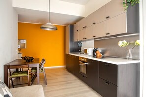 Comfort-Apartment, Stadtblick | Wohnbereich | 42-Zoll-LED-Fernseher mit Digitalempfang