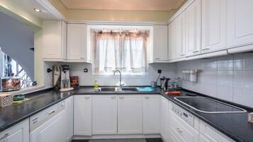 Microonde, forno, piano cottura, lavastoviglie