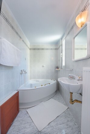 Shower, hair dryer, towels, soap - GEORGIAS PRIVATE PARADISE (korinthos)