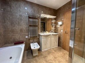 Douche, séchoir à cheveux, serviettes fournies