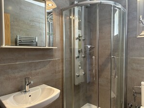 Shower, hair dryer, towels - Villa with views and private pool in Fornells (Fornells)