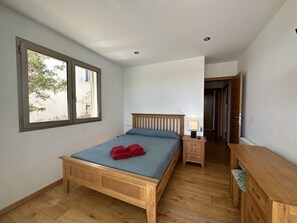 4 bedrooms, iron/ironing board, free WiFi, bed sheets - Villa with views and private pool in Fornells (Fornells)