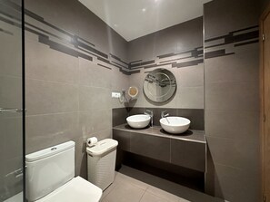 Dusche, Haartrockner, Handtücher