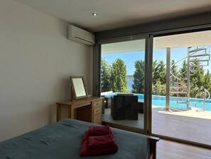 4 bedrooms, iron/ironing board, free WiFi, bed sheets