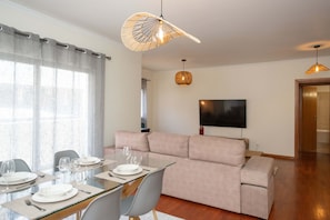 House | 2 bedrooms, desk, Internet