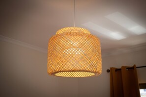 A hanging light fixture with a woven design. - Apartamento Janela do Atlantico (Machico)