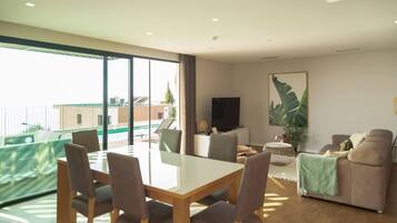 Villa | 4 bedrooms, desk, Internet