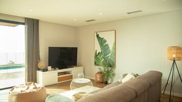 Villa | 4 bedrooms, desk, Internet