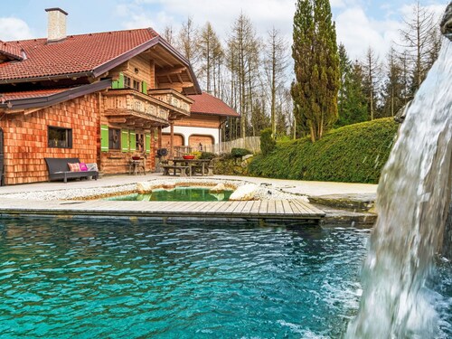Beautiful private villa for 10 guests with hot tub, TV, patio and pets allowed