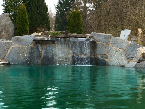 Stunning private villa for 10 guests with hot tub, TV, patio and pets allowed