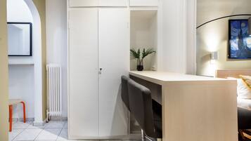 Apartment, 1 Bedroom, Kitchen, City View | In-room dining