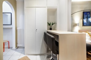 Apartment, 1 Bedroom, Kitchen, City View | In-room dining